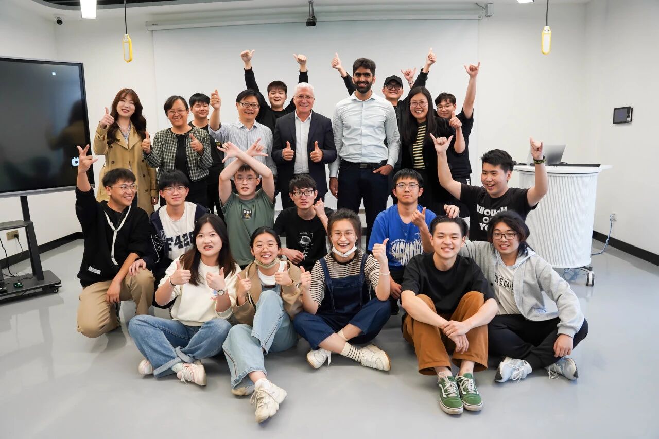 外教来校授课合影 意昂竞技