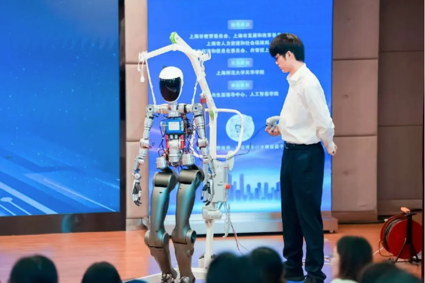 闭环育英才，AI启未来｜上海师范大学天华学院人工智能学院🧑🏻‍🦳，打造人才成长之路