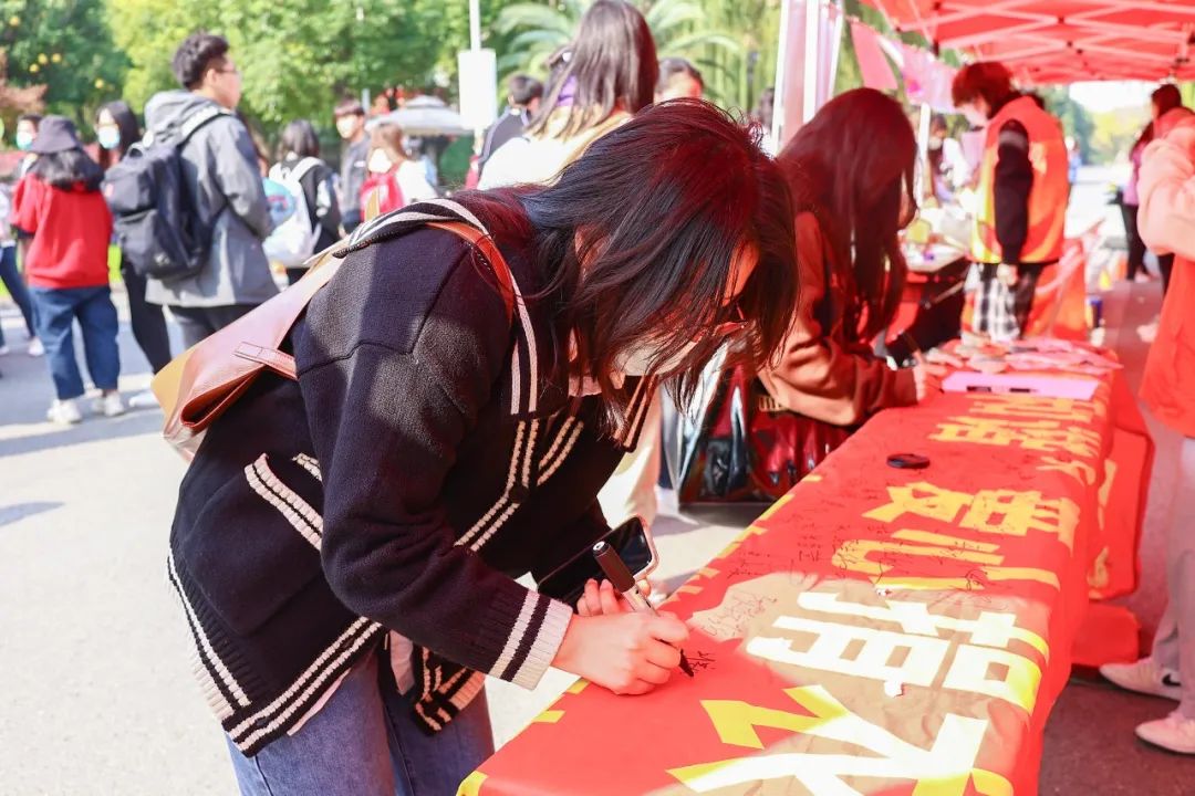 意昂报道图片