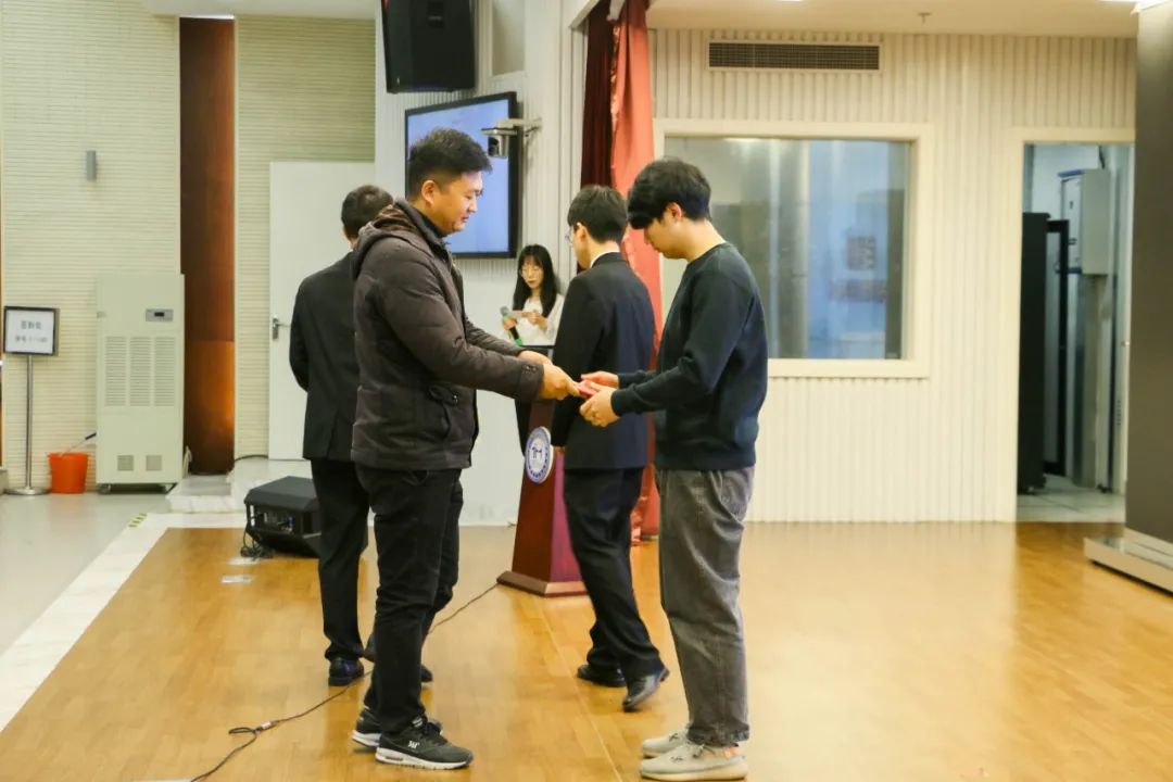 意昂报道图片